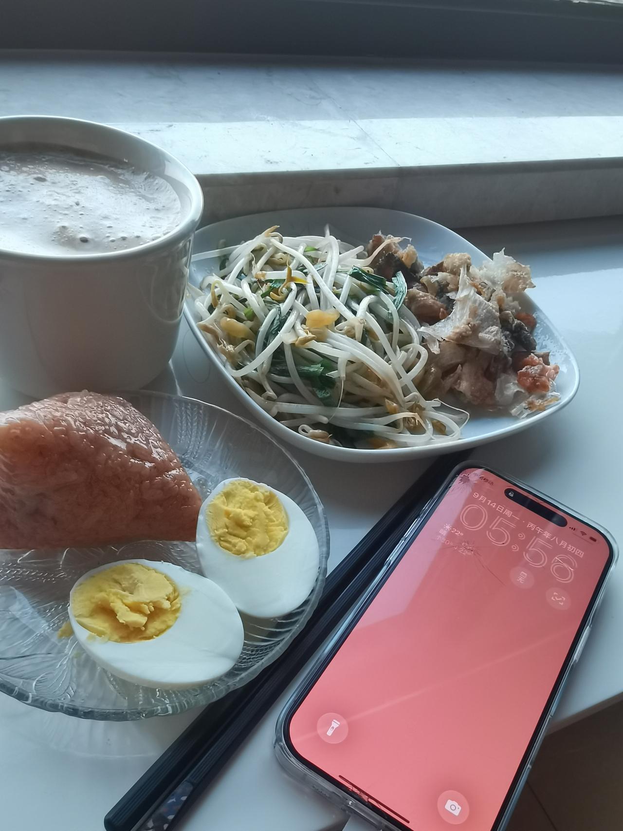 独居老人的蛋白质早餐

今日早餐：干煎三文鱼鳍、鱼油炒自发豆芽韭菜、加点榨菜解腻
