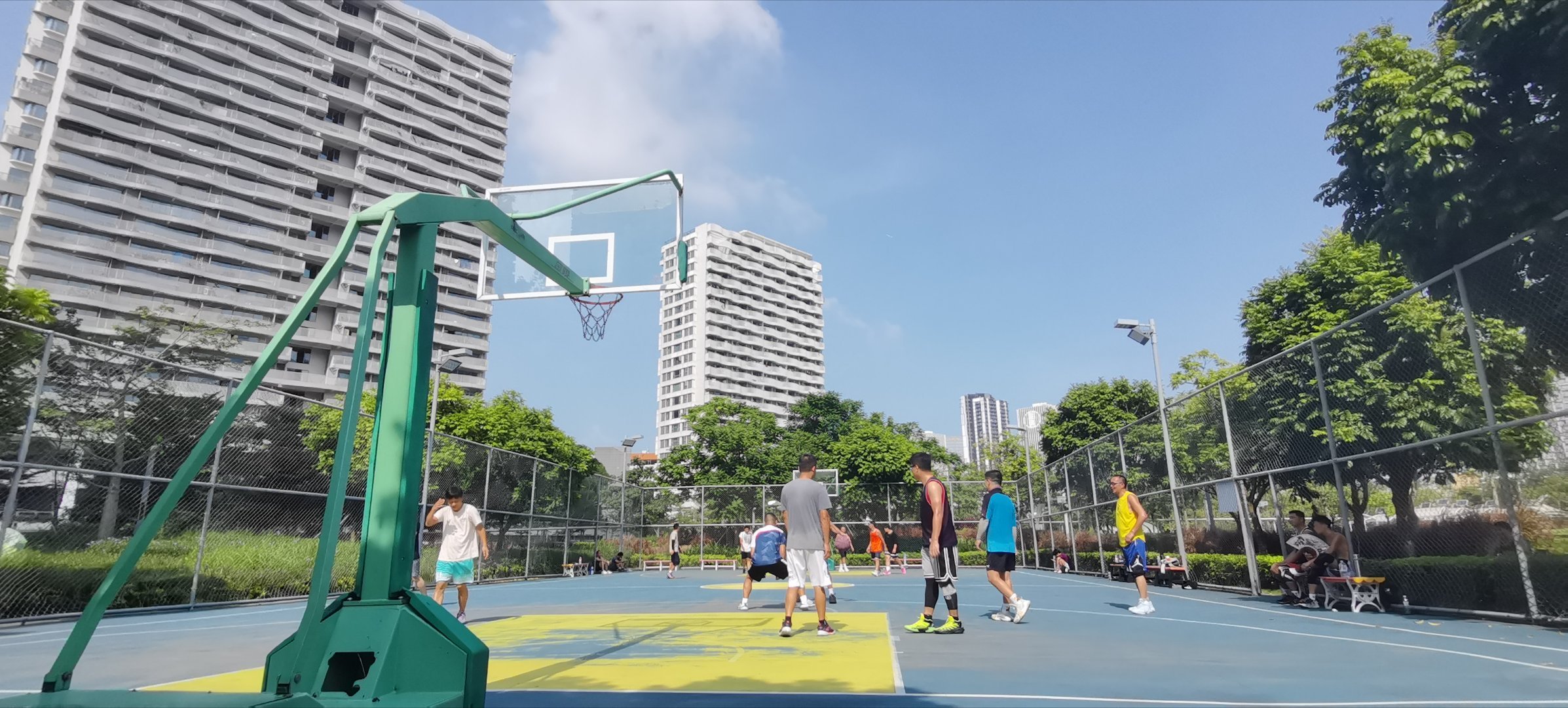 趁周末，动起来。在来回奔跑中找回松弛，在大汗淋漓之后，遇见轻松自在的自己。把疲惫
