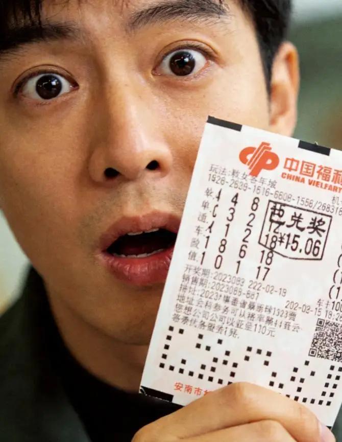 上半年彩票卖了3268亿，同比涨了2.8%。
这个数字一看，很多人第一反应是“穷