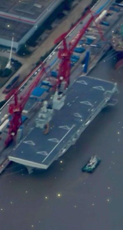 11月11日的076四川舰，已划线，即将首次海试。带电磁弹射搭载作战无人机的两攻