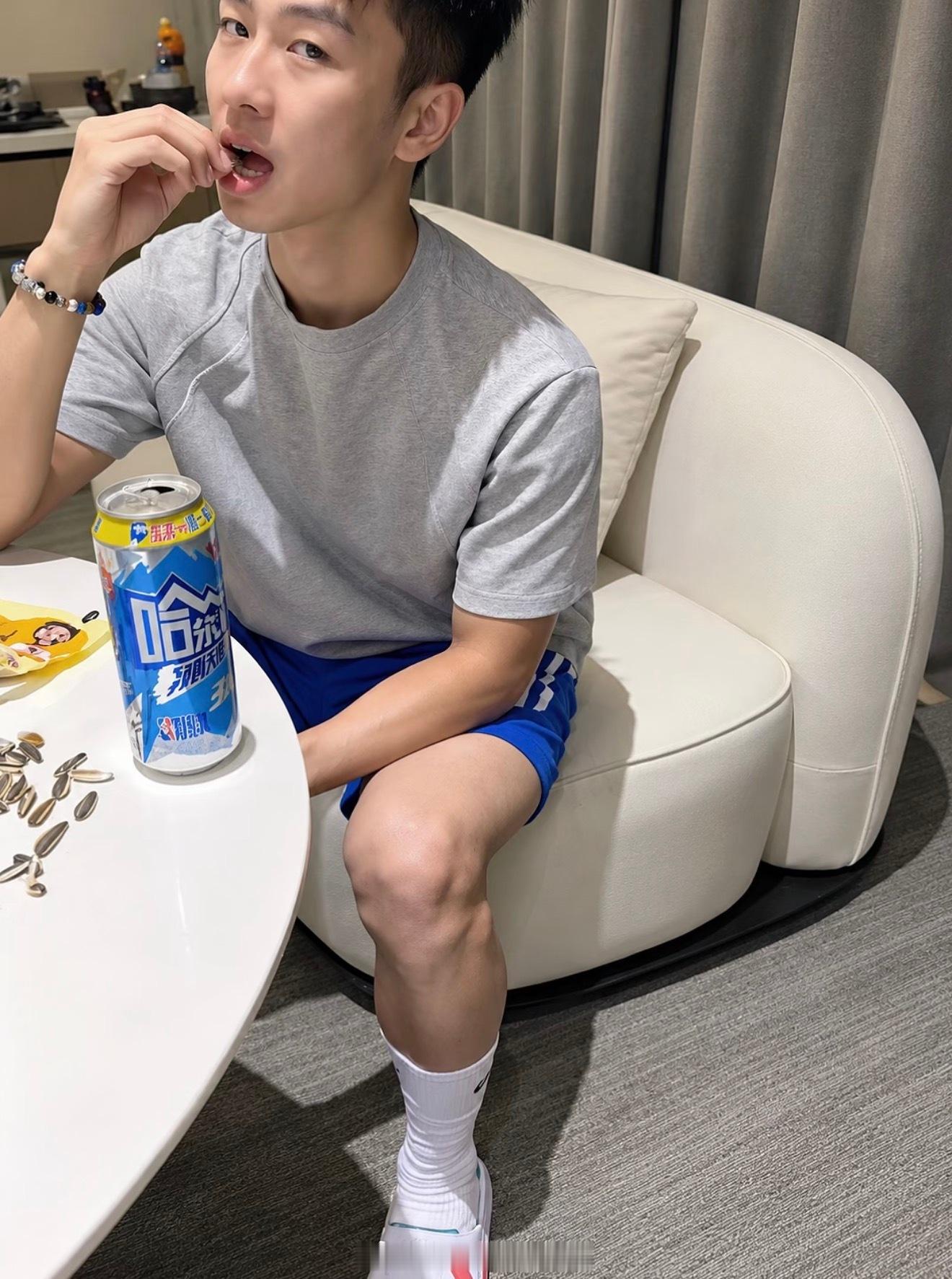 前段时间X看了，主页他卖小50块钱完整版，后脚就有活菩萨发出了完整版[允悲]。 