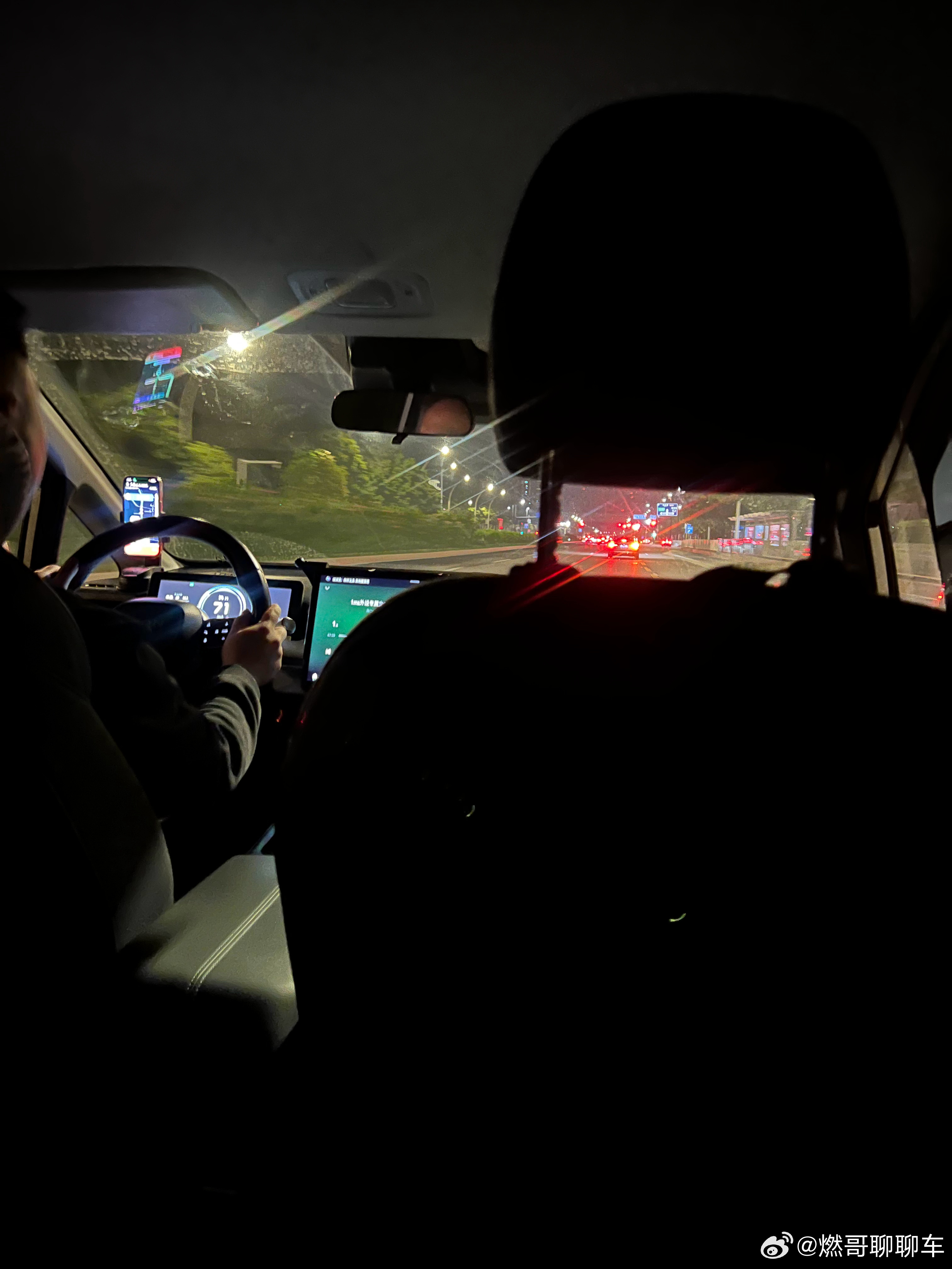 最近在珠海叫网约车，几次都遇到车里放“嗨曲”的司机兄弟，很陶醉很松弛，虽然有点吵