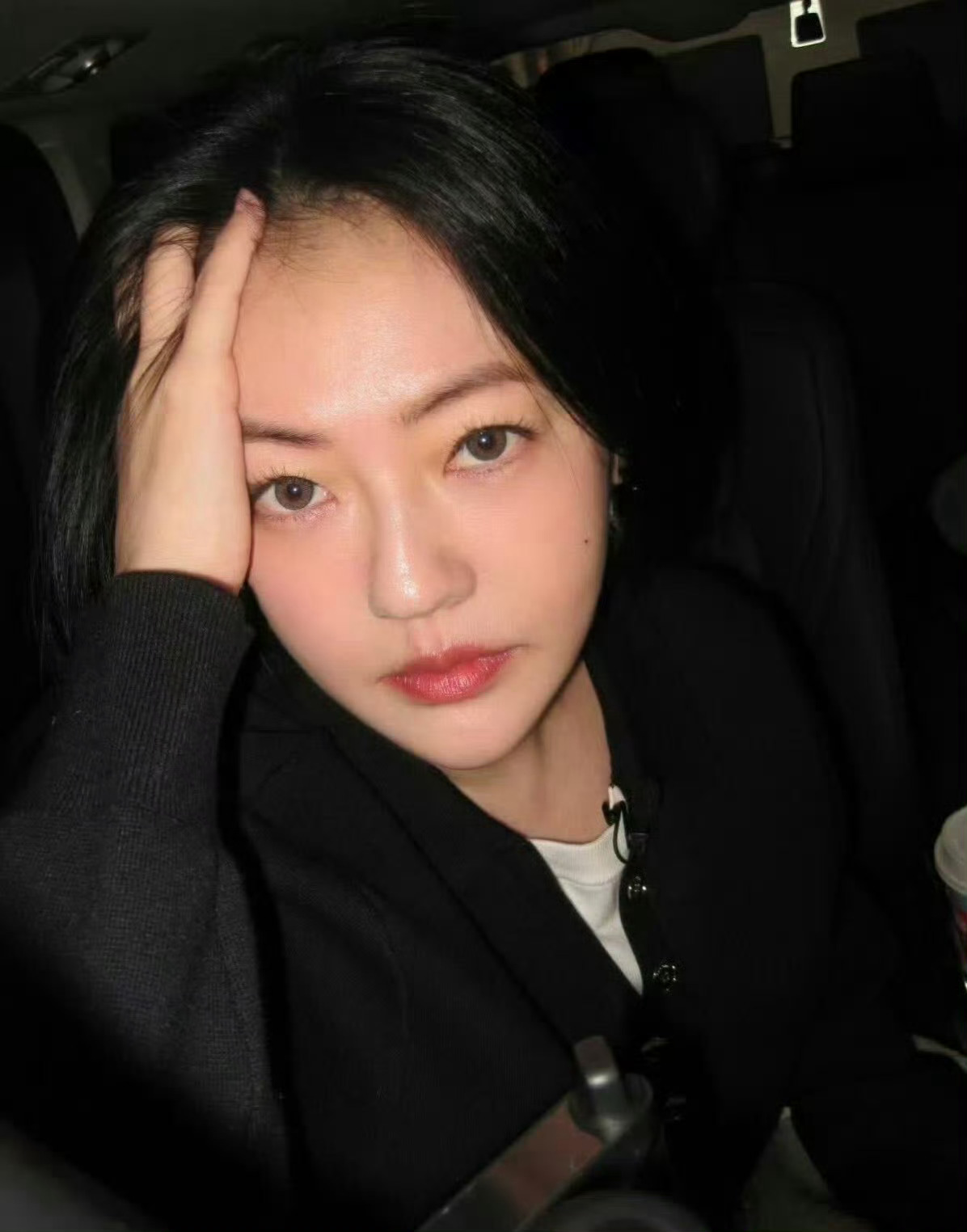 小S久违晒自拍照小S的气场真是绝了，每次亮相都让人眼前一亮！期待她的新作品