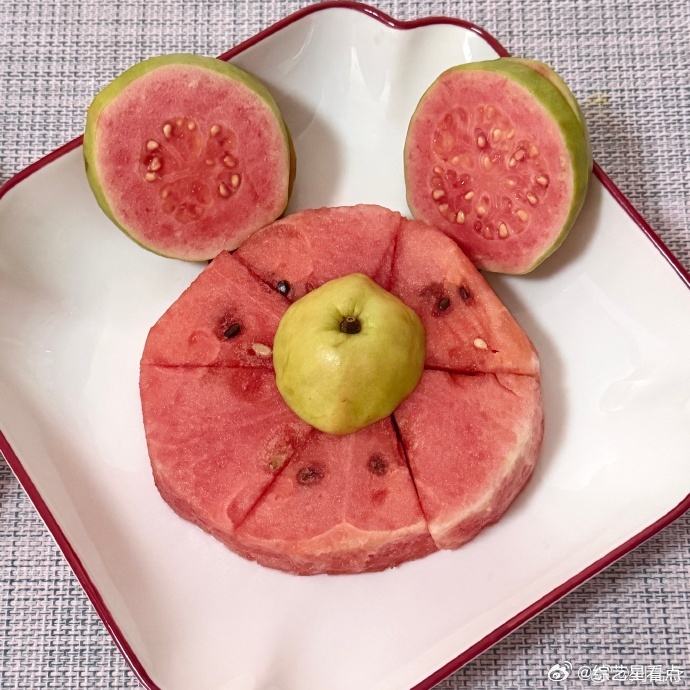 刘浩存真越素越美素颜状态也太能打了，清清爽爽干干净净，抿嘴一笑好灵动，素净反而更