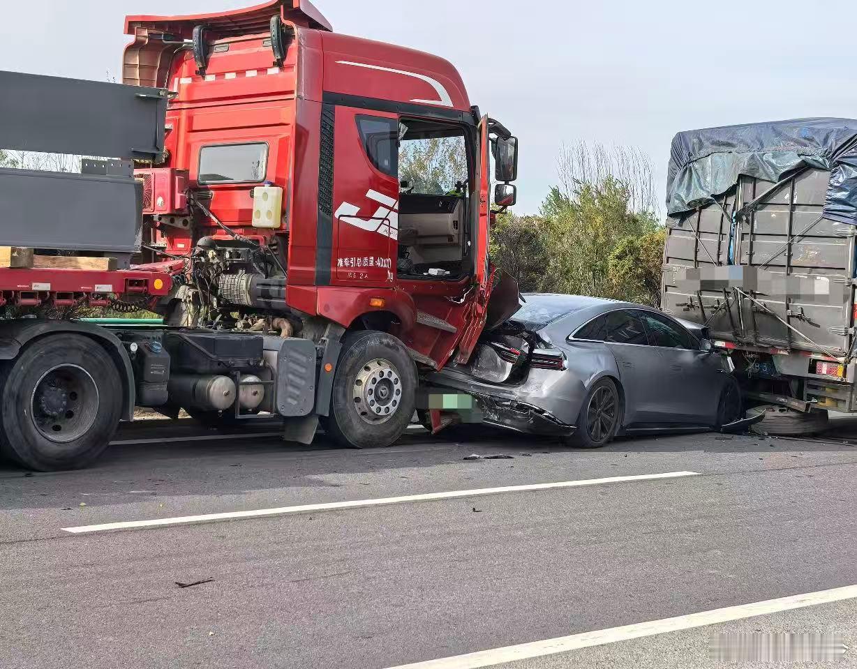 网友遭大货夹击无恙感谢鸿蒙智行我去，这真是泥头车前后夹击了，这都能抗住，还没啥事