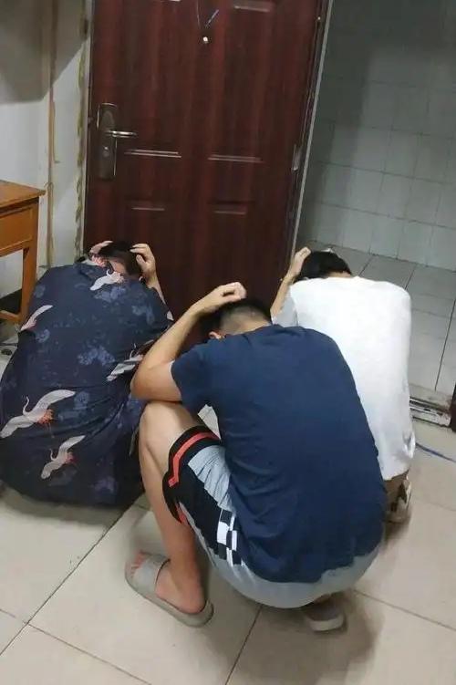 上联：请赐[作揖]
下联：五雷轰顶