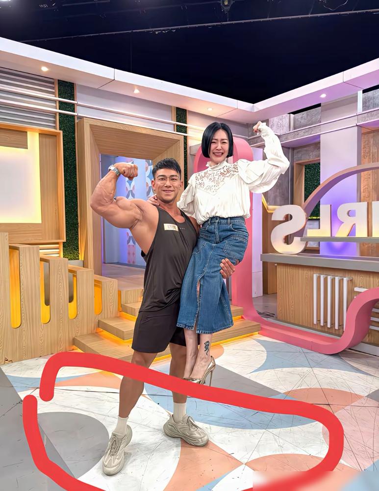 别搞错了，明天小S那不叫复出，叫上岗再就业。
我告诉你，牌桌上离席一年，你的位