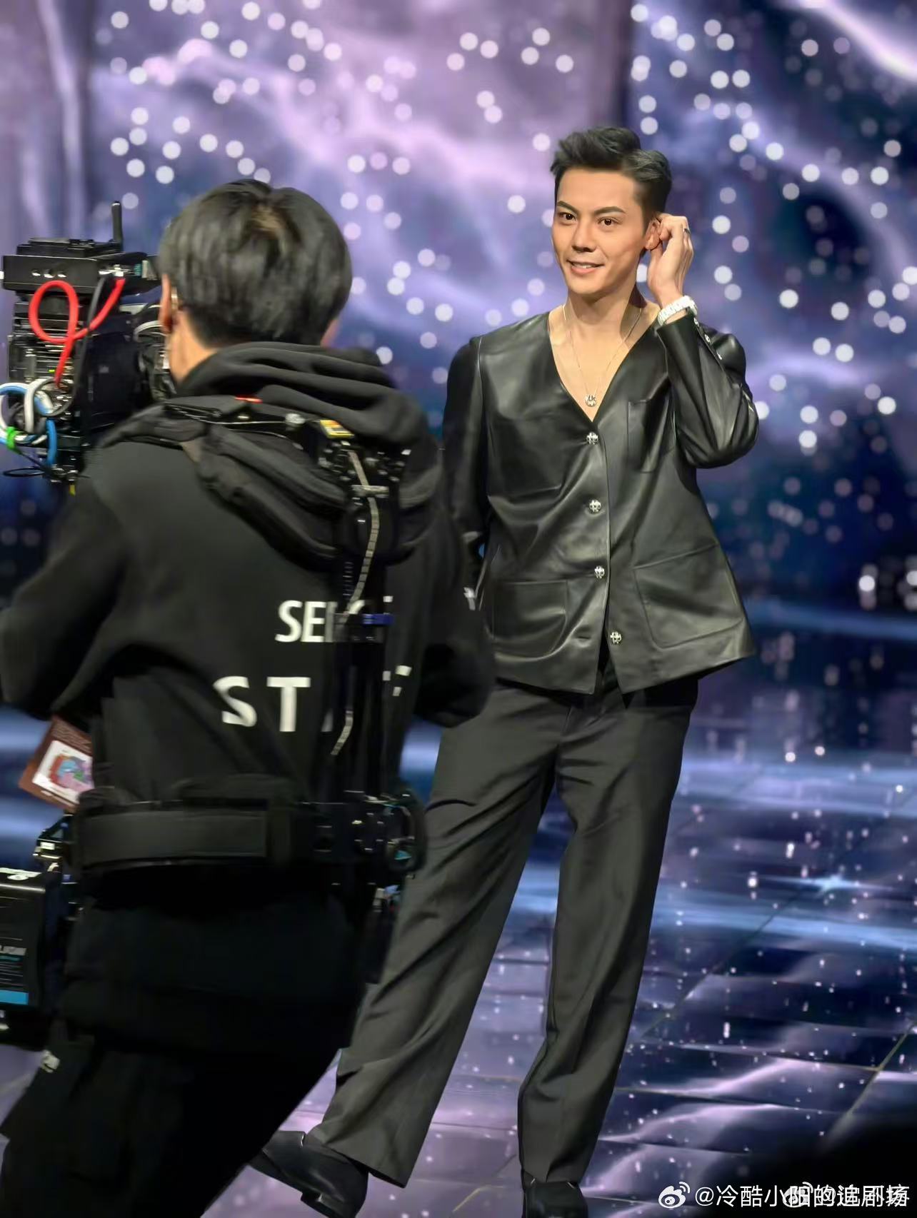 陈伟霆帅到被疑似AI 亮相微博之夜的陈伟霆惊艳全场，黑皮衣搭星空背景，神颜堪比A