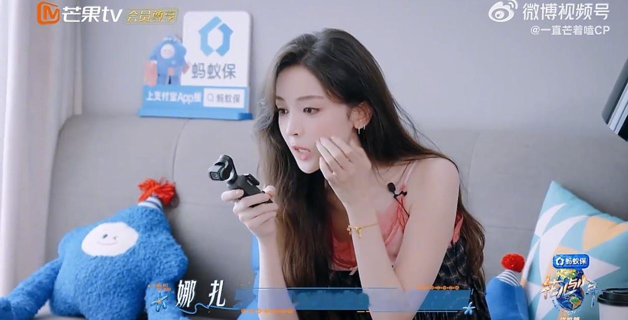 王星越提前给摄影老师道歉花儿与少年花少旅途王星越跑步不停，可把摄影老师追累了，他