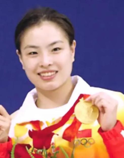 2017年，奥运冠军吴敏霞结婚时跪下给婆婆敬茶，婆婆一脸骄傲。婚后吴敏霞两次怀孕