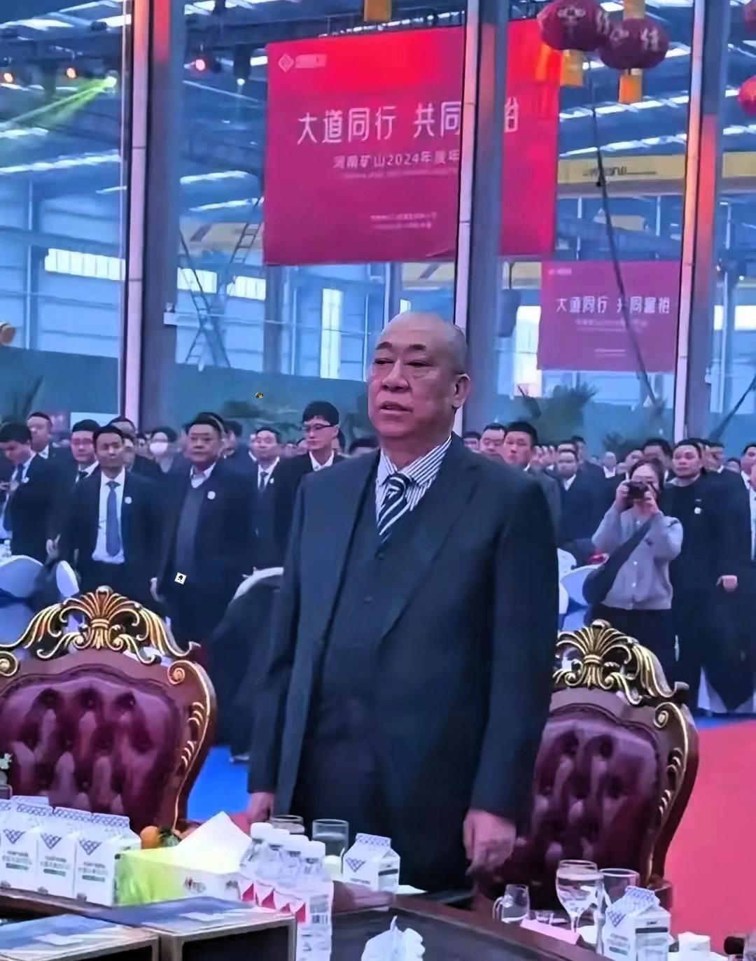 3月7日，崔培军又给女员工发妇女节红包了！
2000名女职工，每人800元，一共