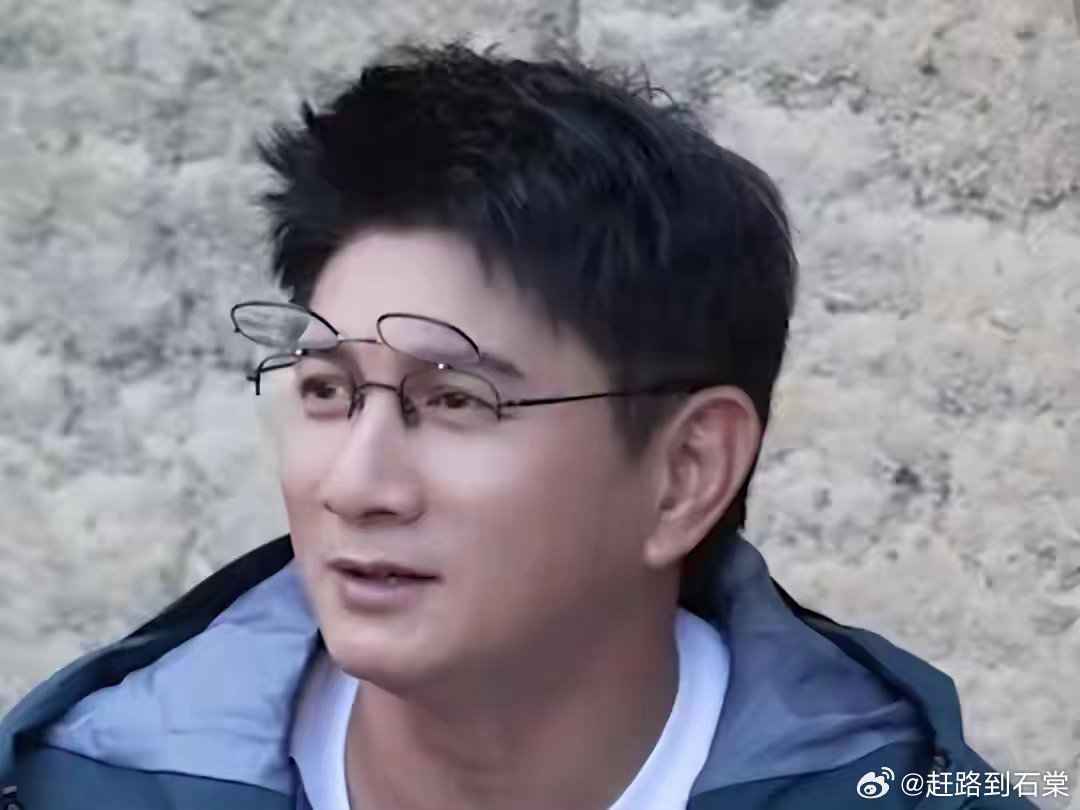 恩爱抵不过残酷现实，39岁刘诗诗貌美如花，55岁吴奇隆带上老花镜 ​​​
