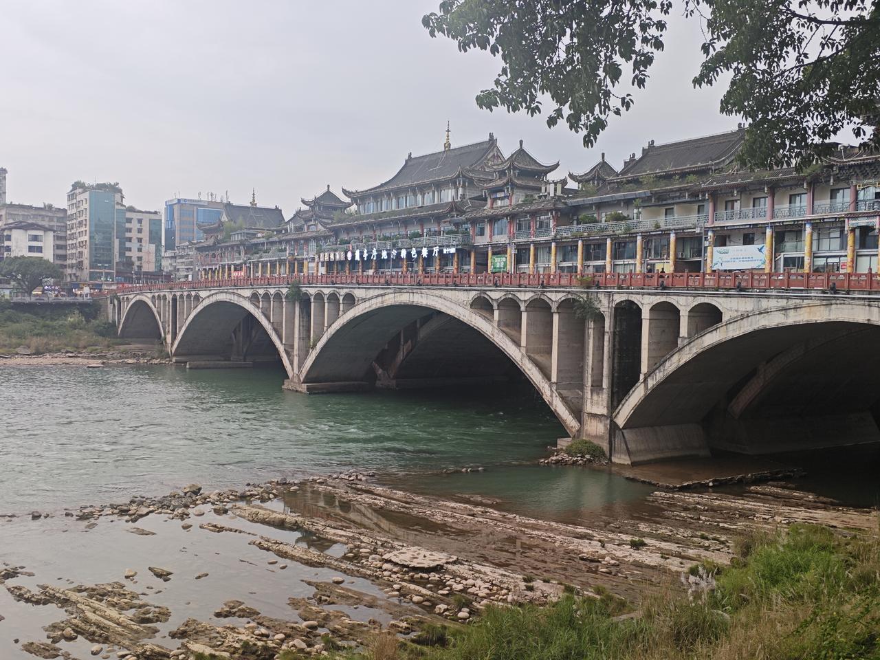 雅安的印象

雅安，十五年前来过一次，除了吃出来雅鱼头上的那根宝剑形的鱼骨外，什