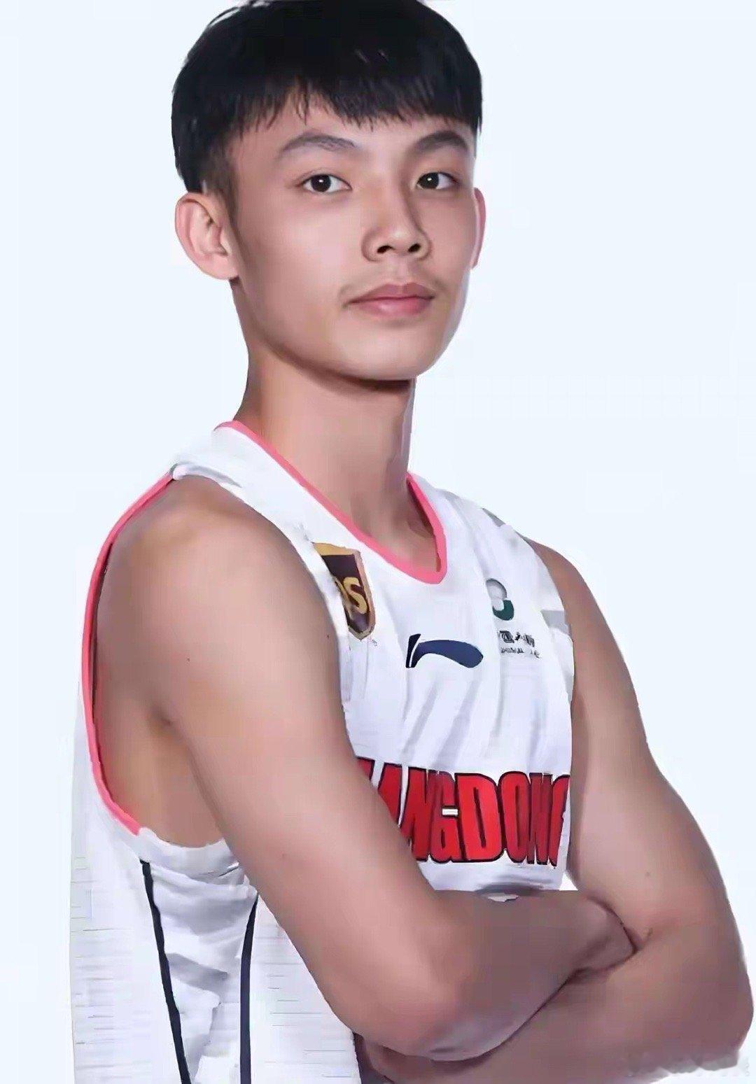 广东队主场94-88险胜山东，以下三名球员表现无可挑剔1、萨林杰今天萨林杰上场之