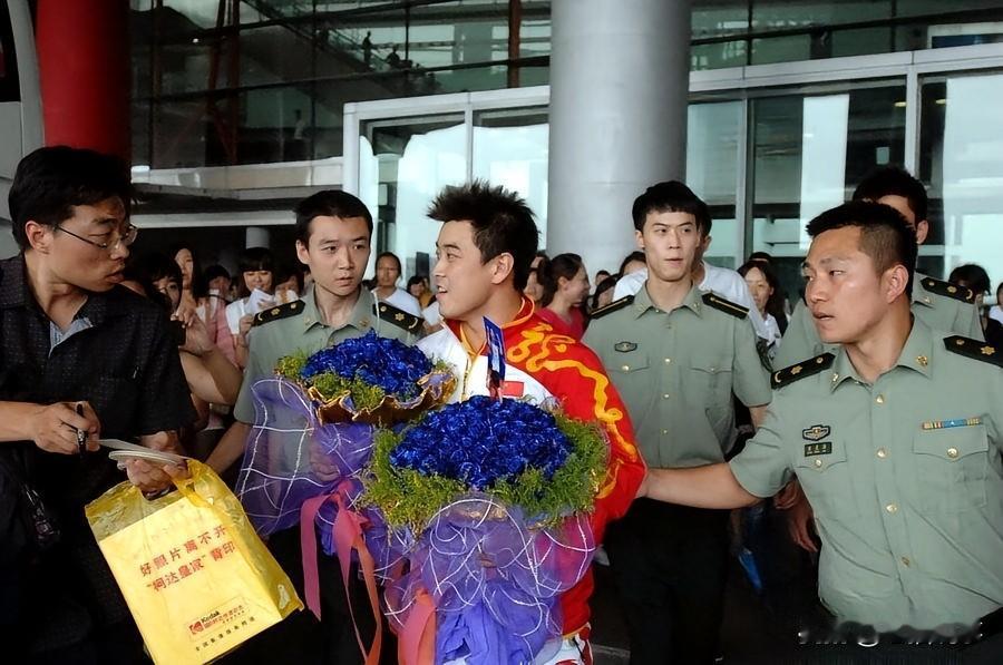2026年伦敦团体世乒赛临近时，国乒结束成都集训后前往伦敦，出发前拍了合影，众多