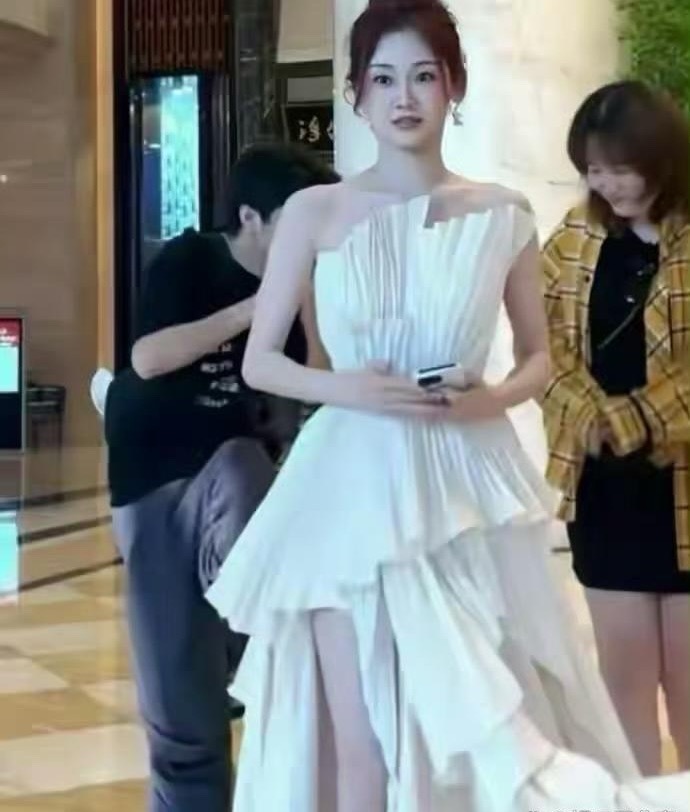 苗苗是我见过这么多明星里唯一一个，生了三个孩子，身上却没有一丝妈味儿的人 