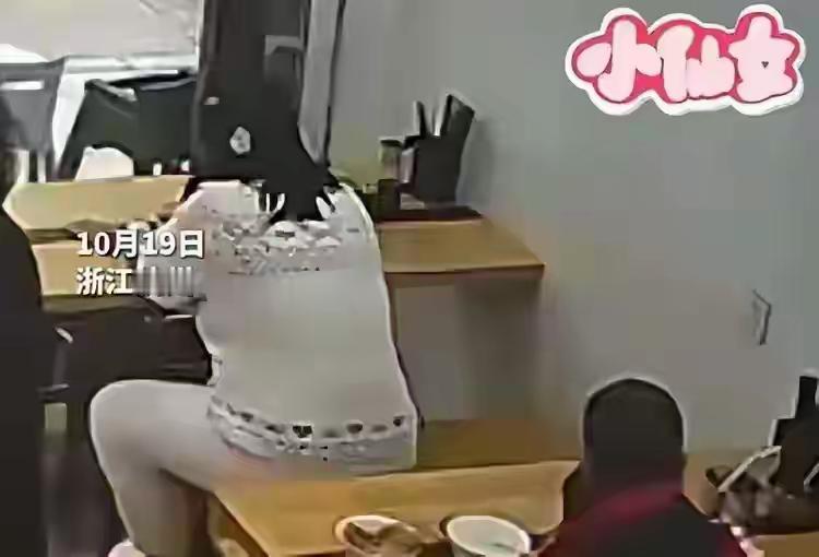 女子面馆吃面，身体肥胖，占着两个位置，另一个食客善意提醒，却不领情，竟将一碗刚出