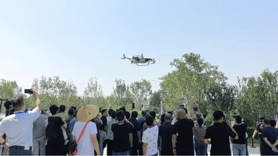 【小鹏飞行汽车完成京津冀地区首飞】 6月16日，小鹏汇天官方微信发布消息称，在今