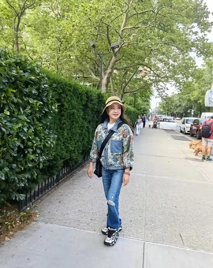 刘晓庆这话说得实在，人老了身体硬朗比啥都强。看她发的照片，牛仔装穿得精神，哪像快