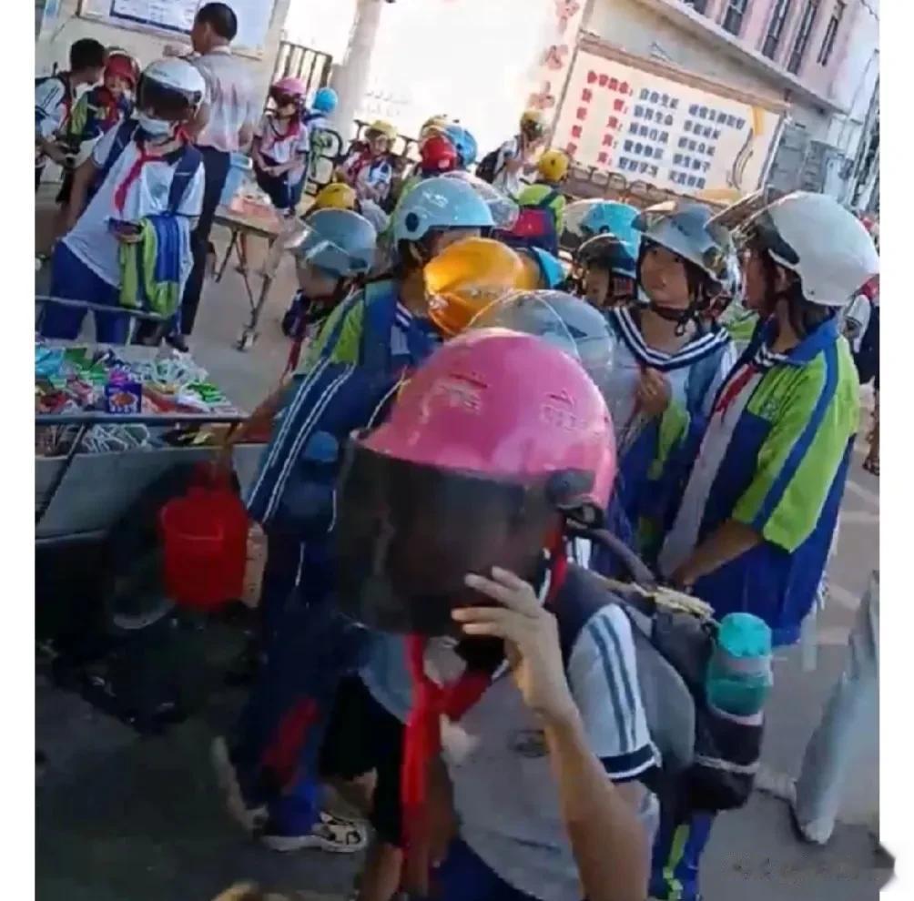 小学生走路上下学也要戴头盔？当地教育局最新回应。“带头盔进校园”是市里的统一要求