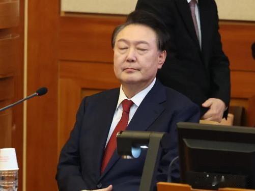 尹锡悦今天会拖着患病的身体出席拘留适当性审查。此举是要亲自向法院说明，自己的健康