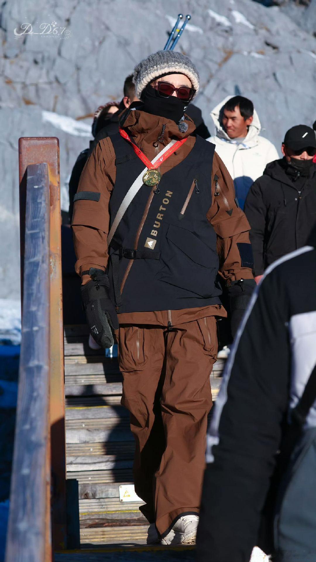 王铮亮快乐老友记路透 这毅力与可爱并存的画面！王铮亮带伤挑战雪山三小时不放弃，下