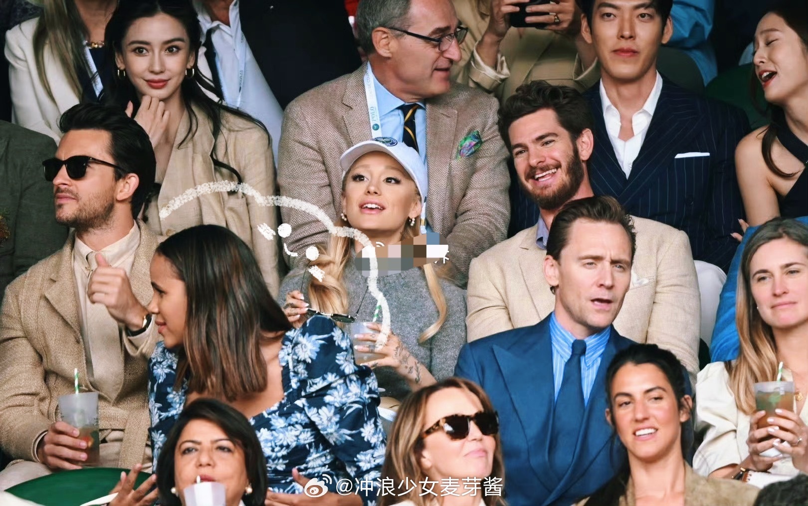 杨颖，事实证明人的眼睛会一眼锁定人群中最漂亮的那个 