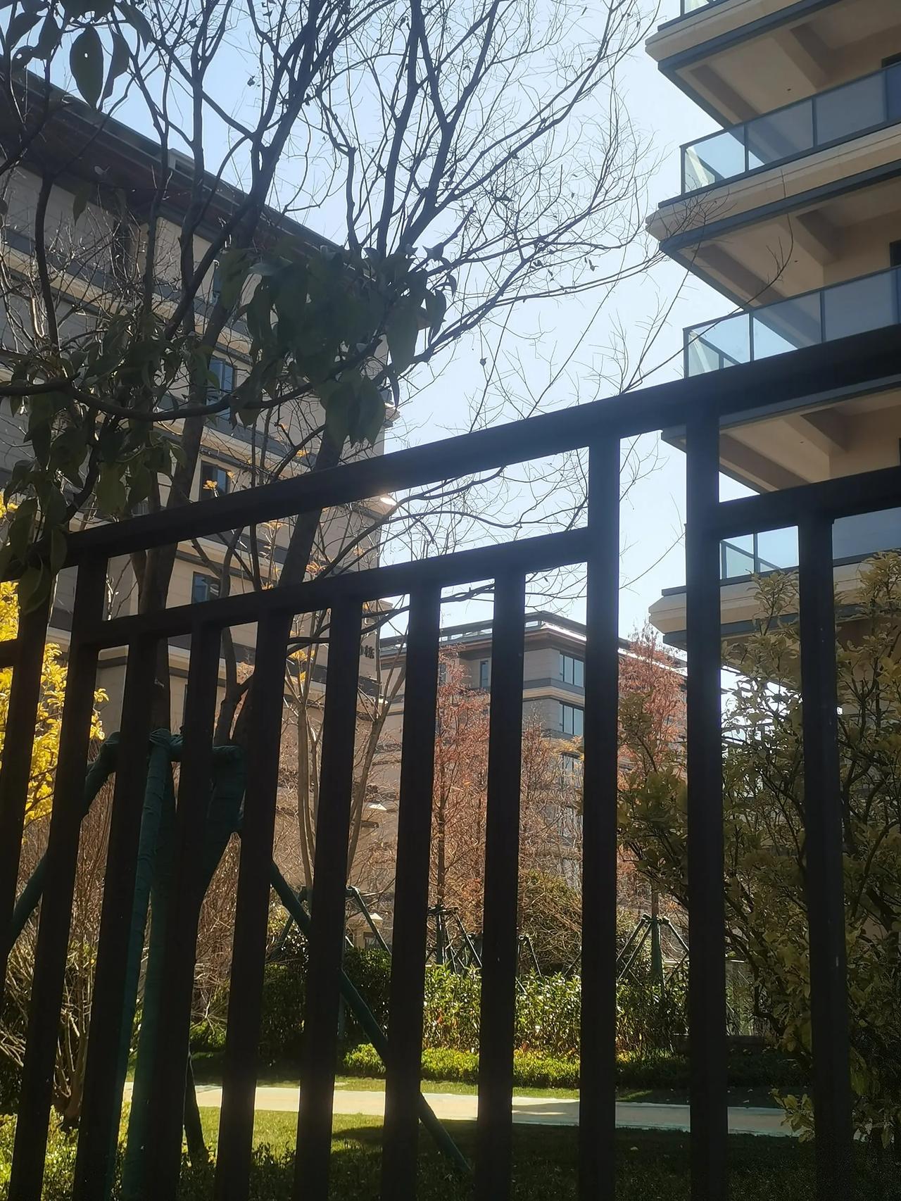 草海西岸边上的融创文旅城最后两个地块已经进入尾声了，25号地块已经完成了交付条件