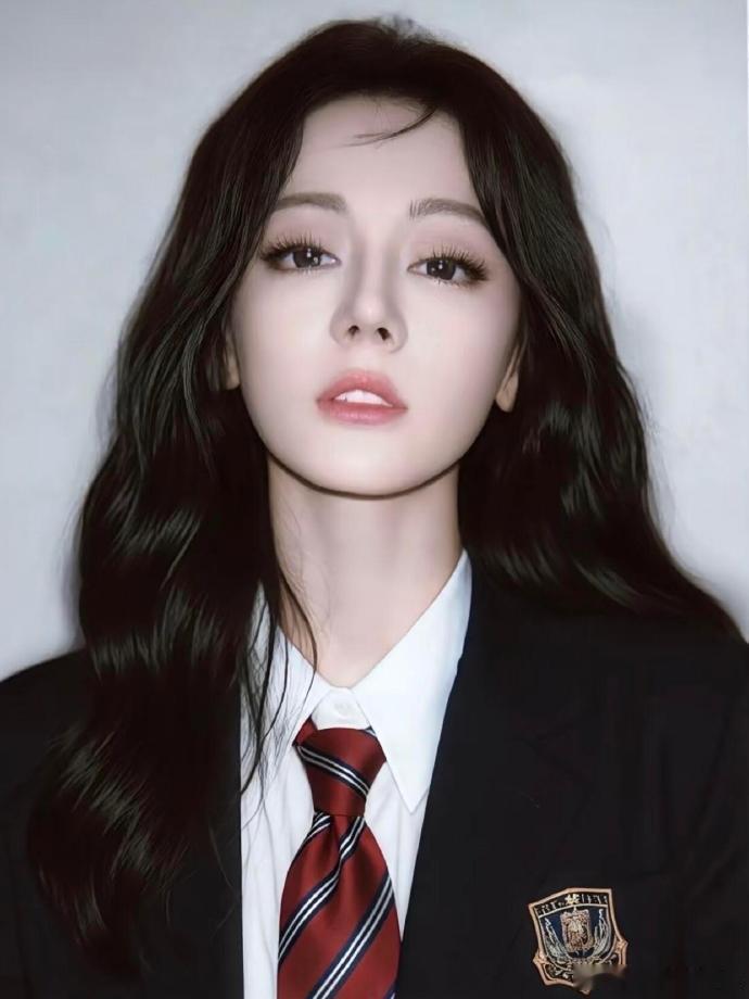 迪丽热巴眼窝立体到自带阴影谁看了不夸一句骨相绝，眼窝立体到自带阴影，太会长 