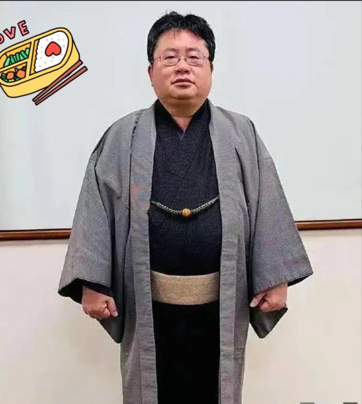 日本极右翼政客高市早苗近年来疯狂反华的背后，隐藏着两个特殊“军师”的身影——叛国