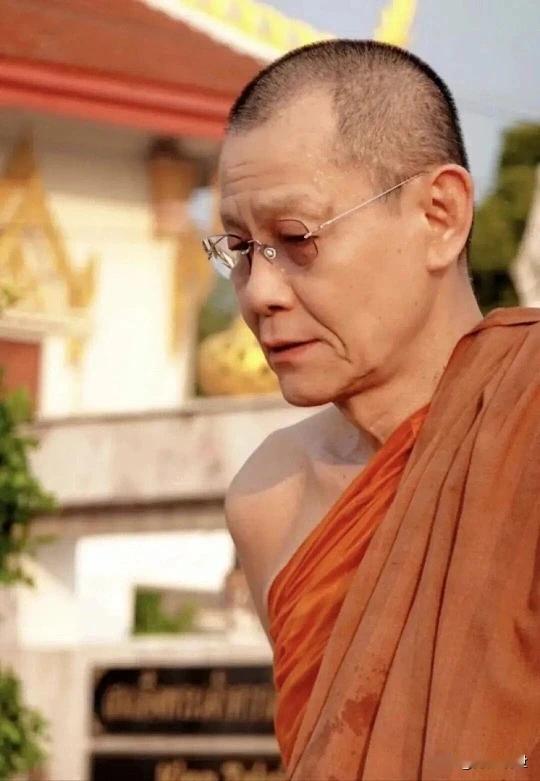 看外表他们一点都不般配，在地位和金钱面前她们走在一起，似乎还很亲密，但乐极生悲，