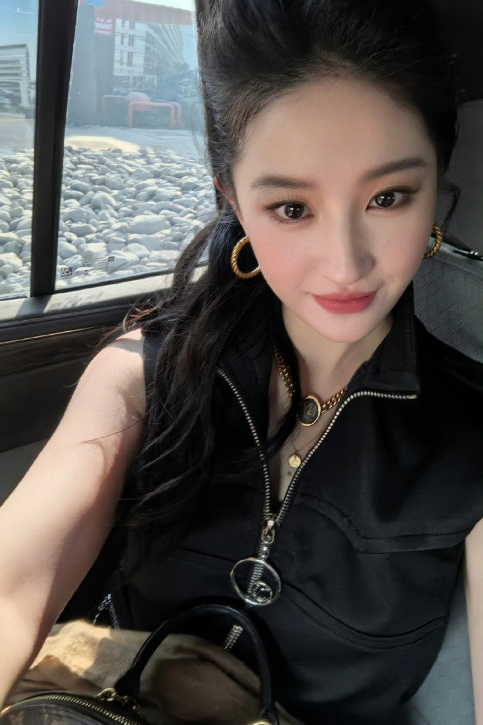 阿布扎比文旅部发了刘亦菲阿布扎比文旅部发了刘亦菲打招呼刘亦菲猫猫招手软萌到心化，