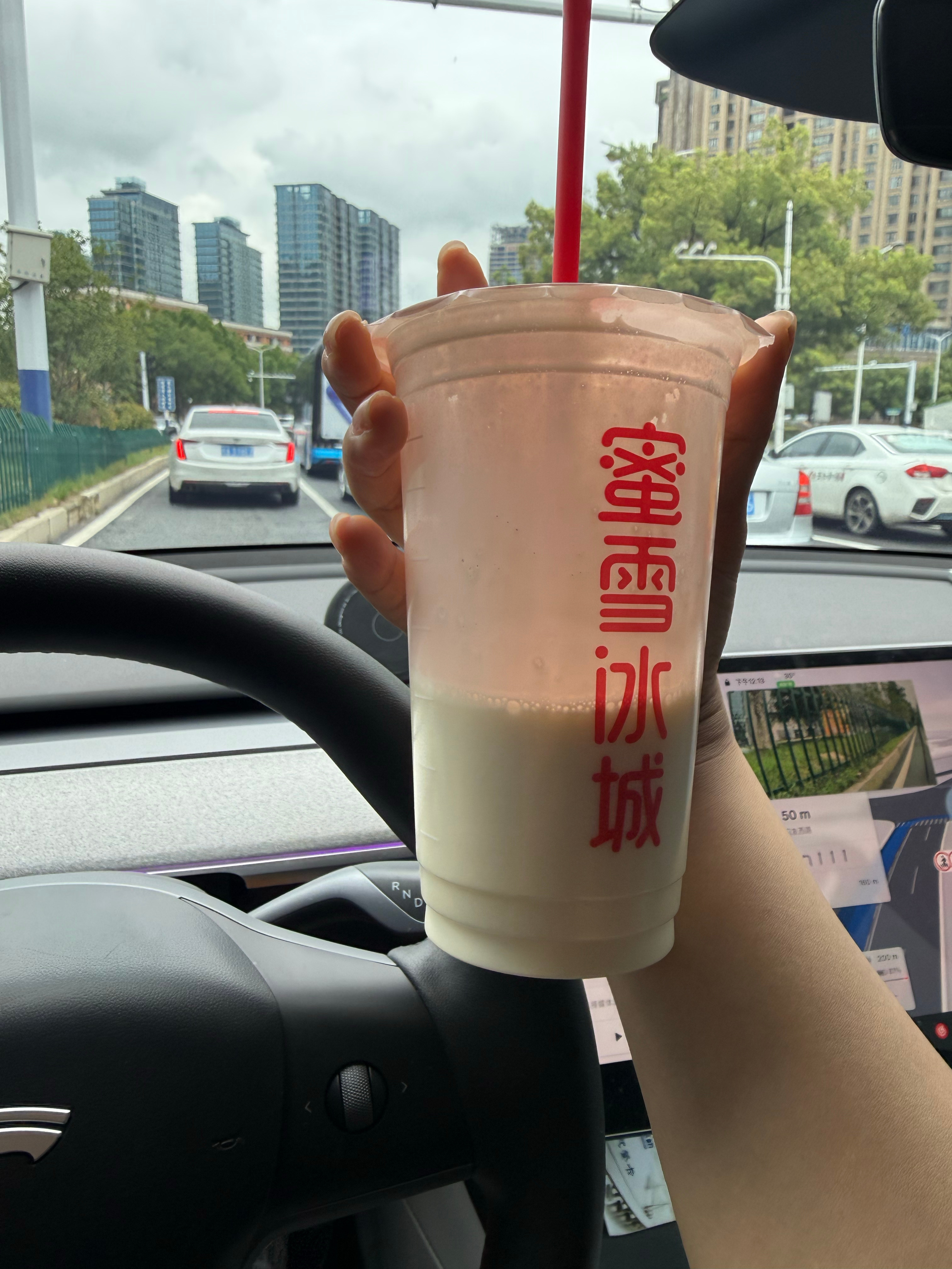 蜜雪冰城！我知道你价格亲民，没想到这么亲民？我这杯带奶盖的才8块钱？还有4块、6