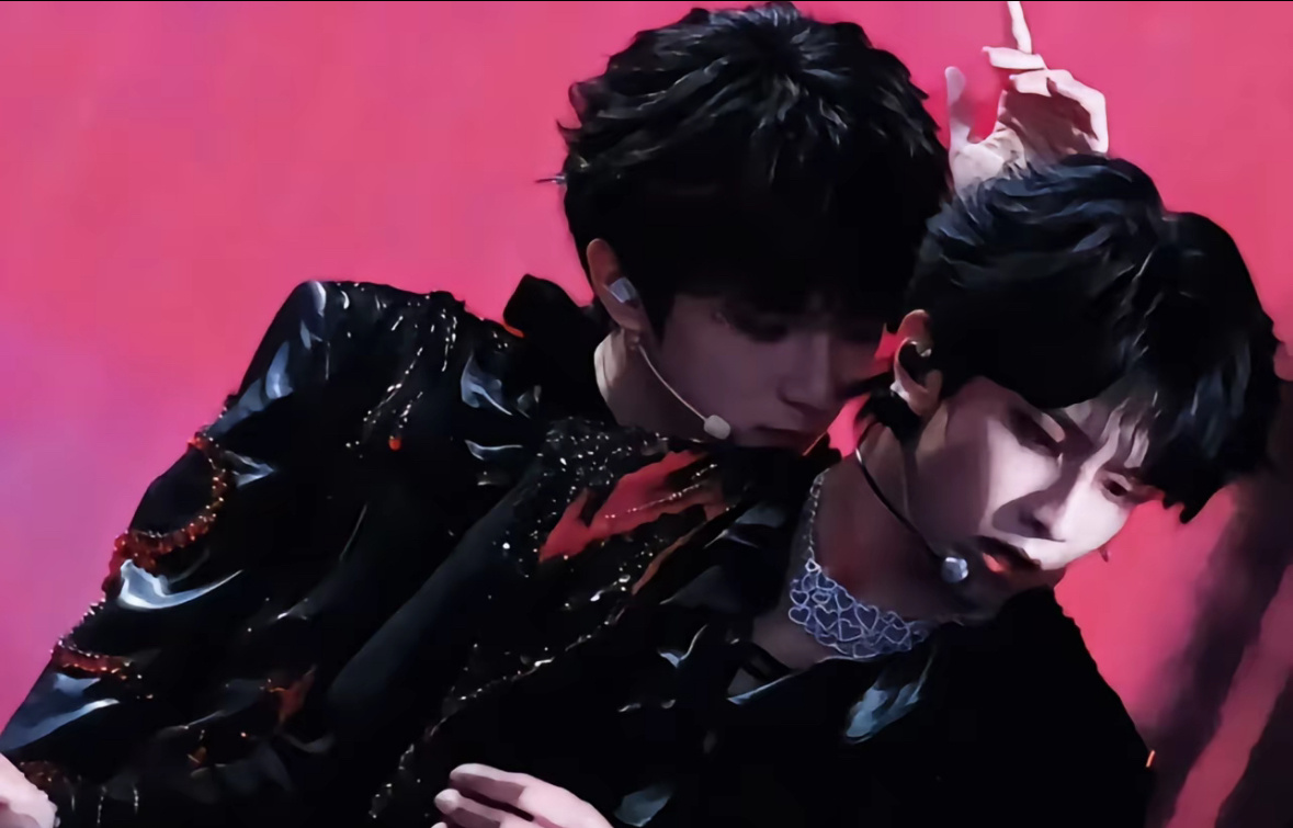 杰丞亲吻拥抱法法法中… 