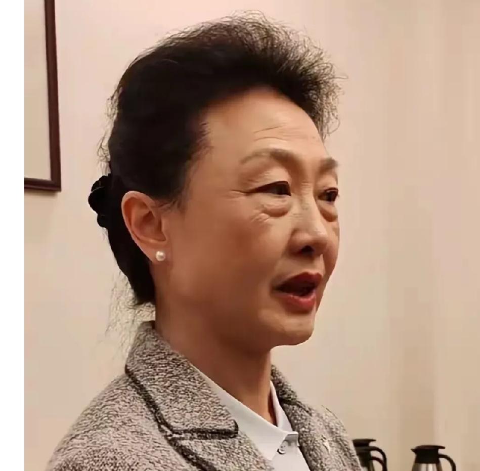 这么漂亮的人，如今连当年的影子都很难见到了，她老得太快，眼袋都垂下来了。年轻时，