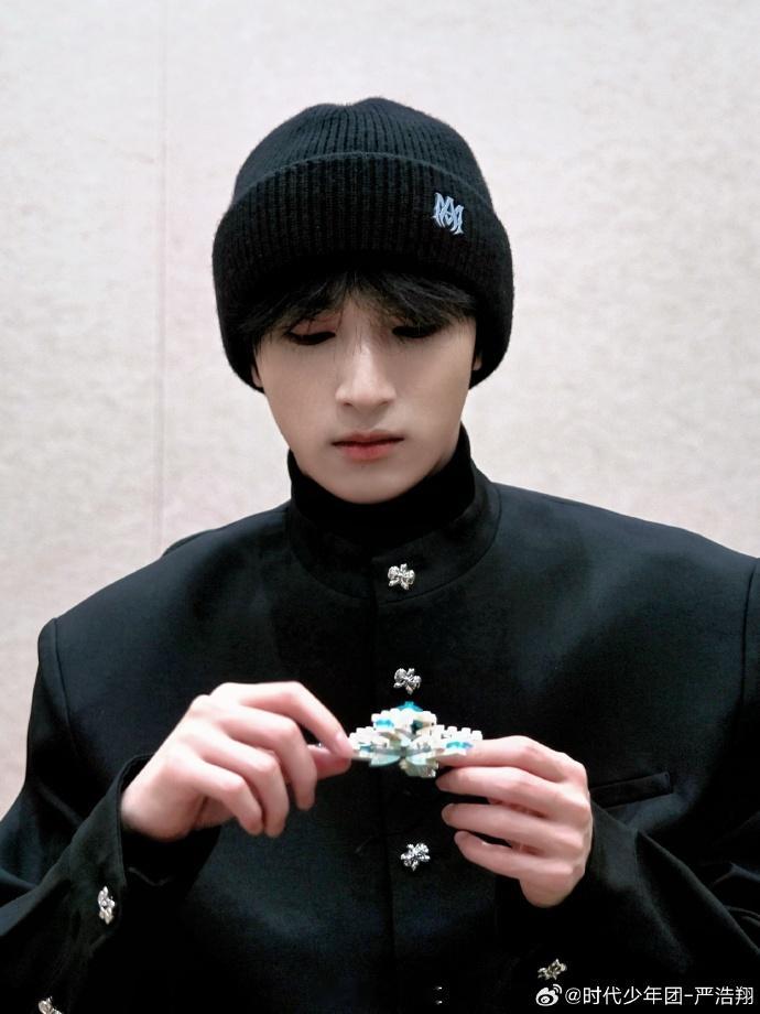 严浩翔说即将被打断的冬眠  严浩翔冬至拍立得  严浩翔冬至拍立得像是一场冬日里的