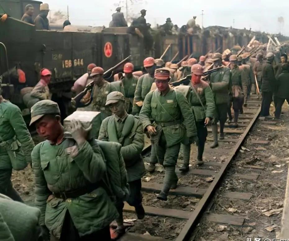 这是1948年11月上海火车站，集结准备开往徐蚌前线的国军士兵。

照片中，这些