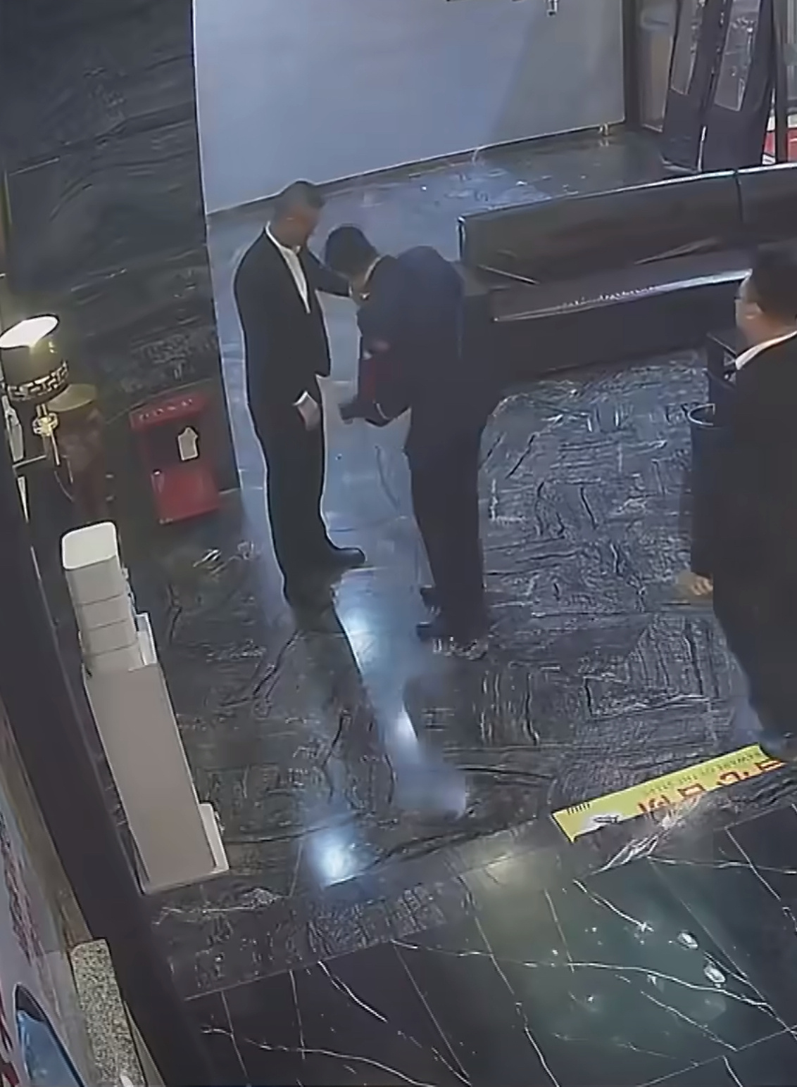 这个“王参谋”为了虚荣心，穿盗版制服到处“查消防”，只看灭火器、查员工，重点部位