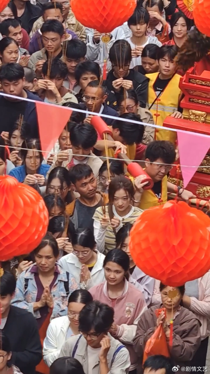 孙千在泉州拍游神孙千体验福建传统民俗洛阳古街撞见《月下烟火》剧组拍摄游神戏份，古