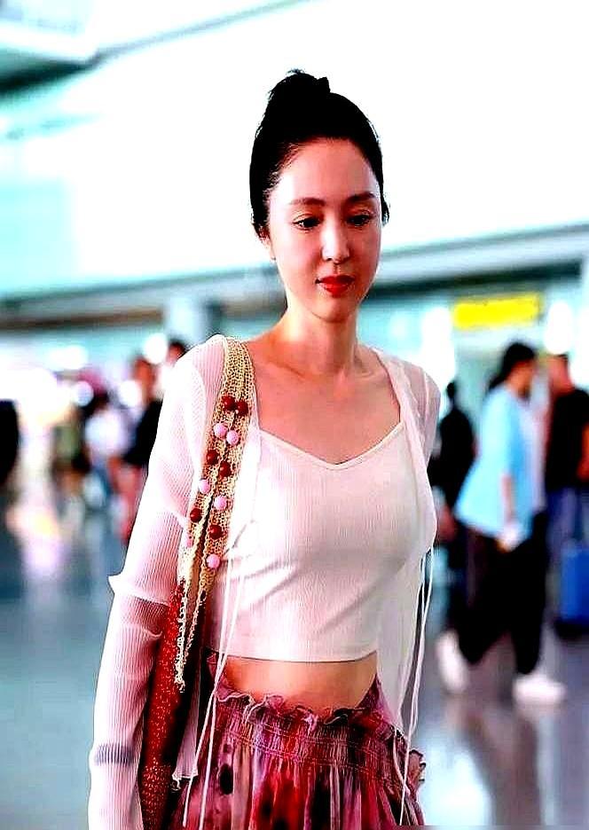 董璇离婚7年，还在替前夫背近5000万的连带债务。
 
到现在已经还了3870万