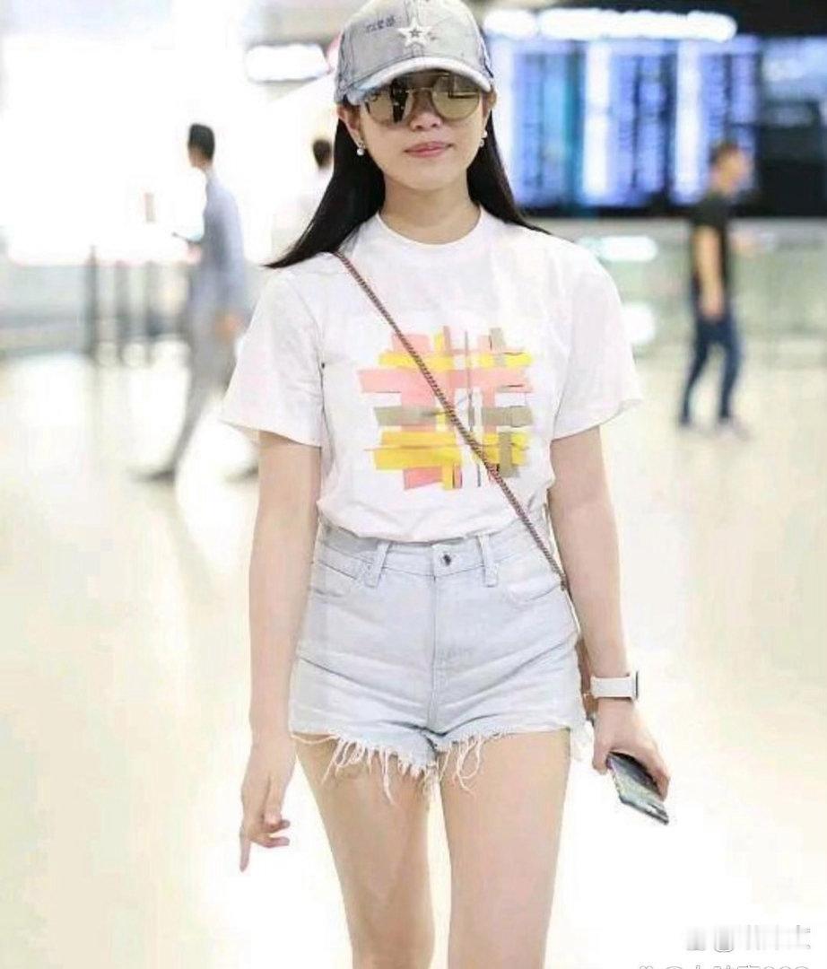 陈妍希气质温婉灵动，演技自然细腻，眉眼温柔澄澈，处处透着治愈人心的暖意。 