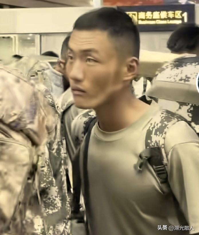 这张脸被国人称之为阅兵脸。虽然影响了俊朗的脸庞但丝毫没有影响国人对他们的尊敬，还