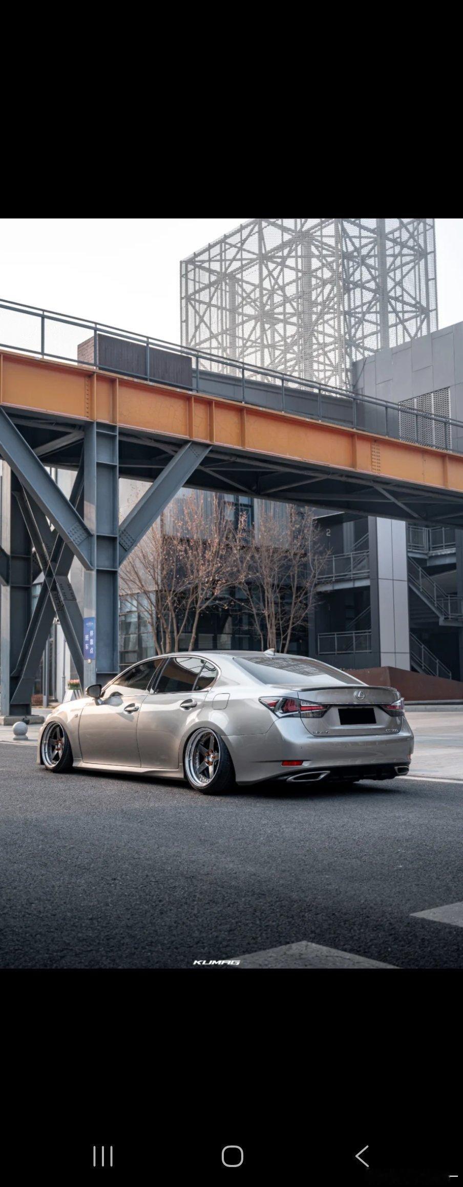 国庆假期高速拿号充电排队难 国庆假期期间，有自驾游网友在社交平台上发布消息称在“