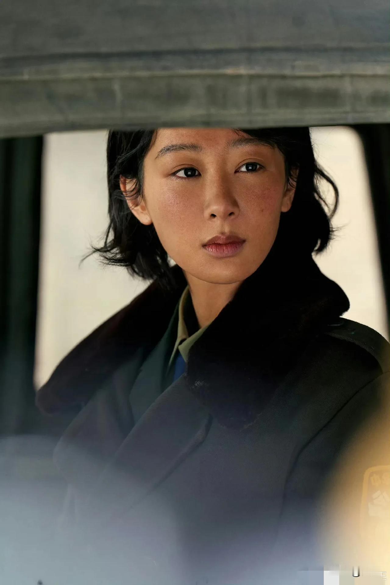 杨紫在新剧《生命树》中的高原女警造型简直太惊艳啦！

从曝光的海报和剧照来看，她