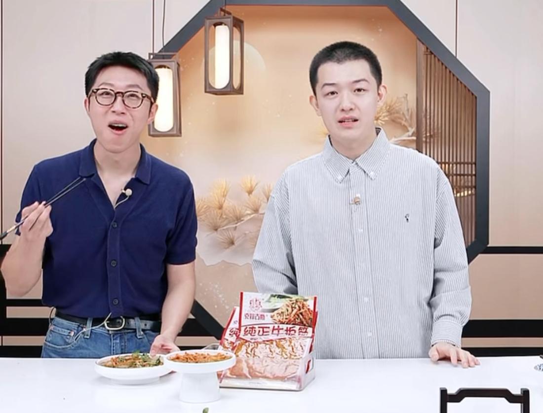 与辉同行的工作氛围真好
董董和汉森交接班
硬是用好吃的把汉森留下来一起播
绿豆凉