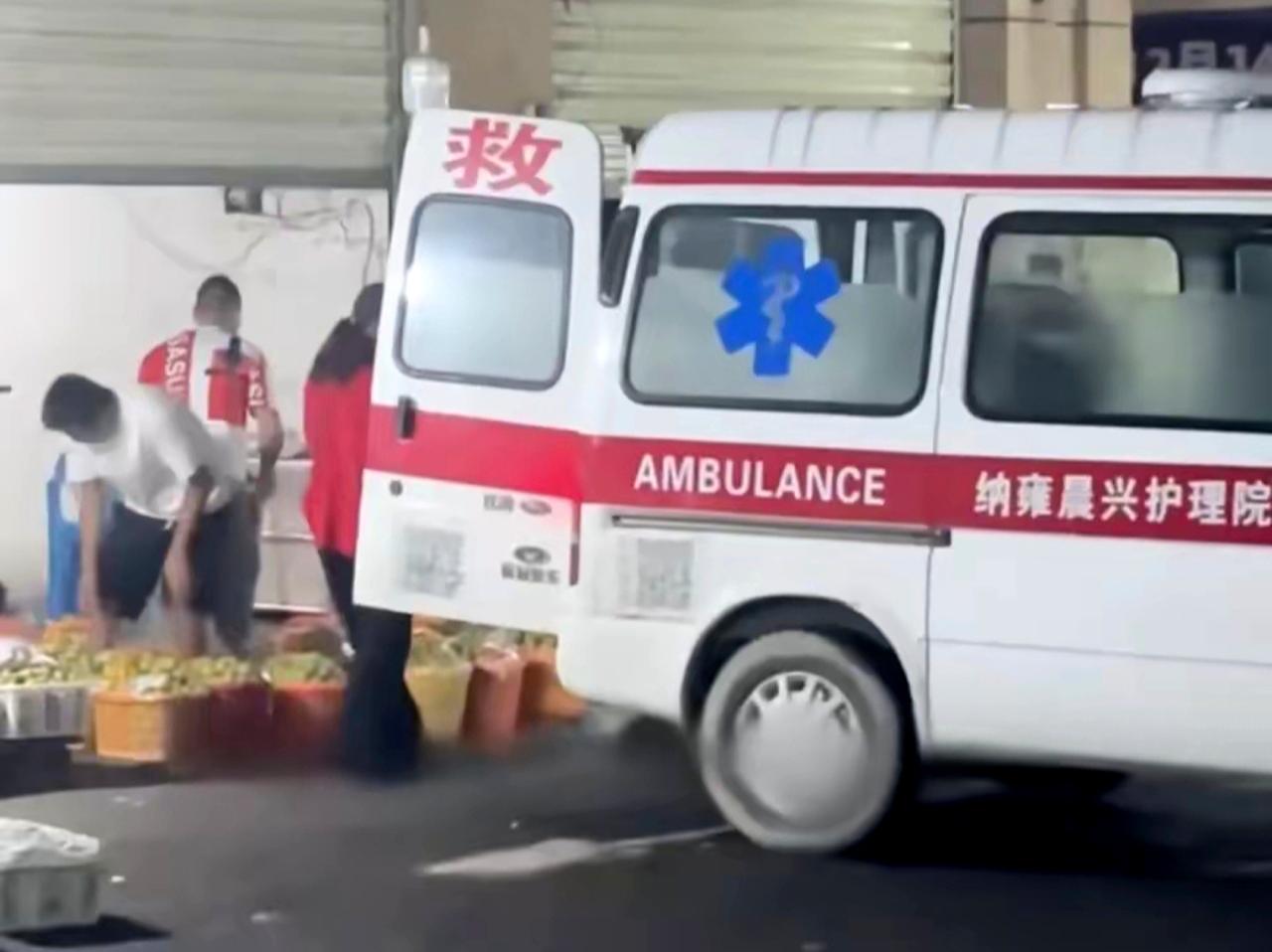 【贵州救护车凌晨拉菜引热议，周兆成：急救特种车辆严禁私自挪用流转】
 
贵州一辆