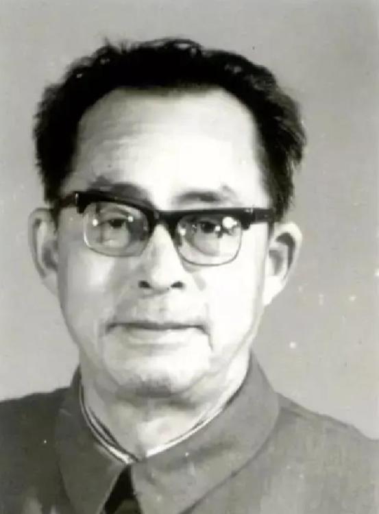 1949年4月，被俘的国民党副师长他非但没有垂头丧气，反而冲我军团长喊：“老同学