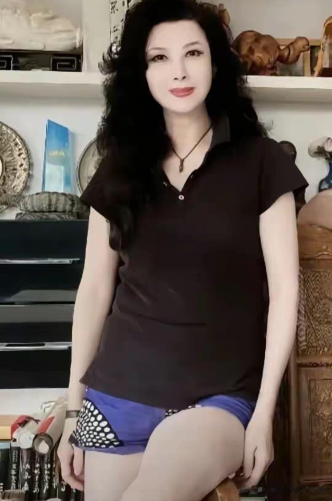 王静60多岁了还是这么知性大方，身材匀称，长相倾国倾城之姿，气质优雅大气，可惜她
