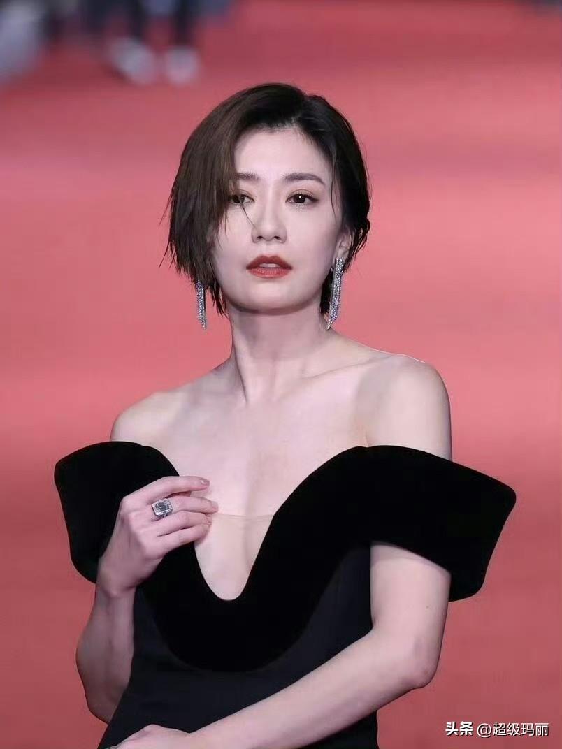 贾静雯这套礼服好有魅力[舔屏]女神