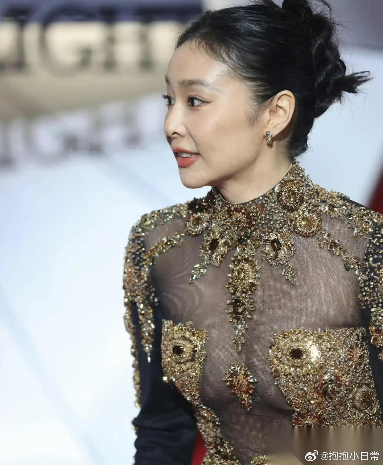 建议有演技的实力派演员，别穿这种透露的衣服，因为你已经不需要靠这种服饰吸引眼球了